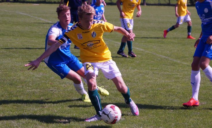 Alexander Karl (gelb-weiß) unterlag mit der U15 in St. Pölten mit 0:3. (Foto: AKA Ried)