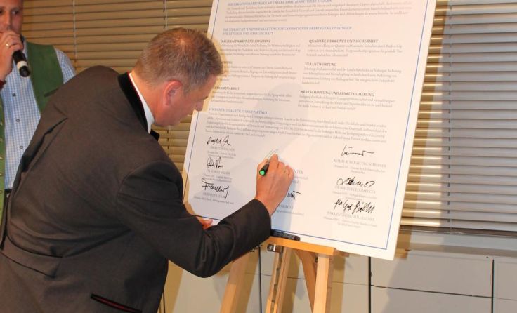 Minister Andrä Rupprechter unterzeichnete den Tierschutzpakt.
