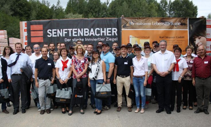 Gruppenbild mit Ziegeln: Die JW Ried besuchte Betriebe in Senftenbach. (Fotos: JW Ried)