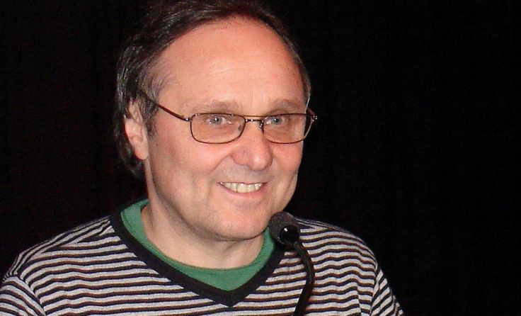 Dietmar Füssel liest Lyrik und hilft dem Flüchtlingshaus.