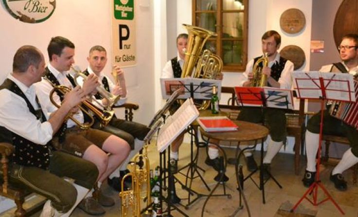 Die „Innviertler 6er Musi“ wird beim Sängerheurigen aufspielen.