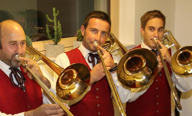 Bei der Polka „Bonus for Bones“ spielen drei Posaunen-Solisten.