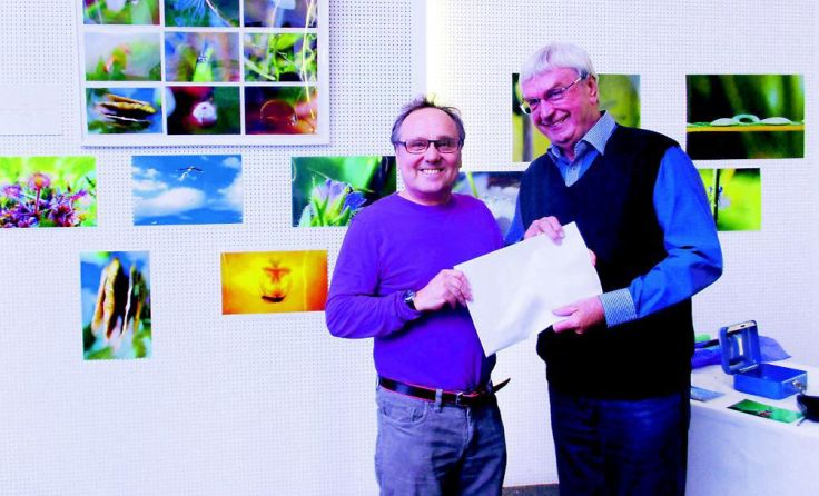 Dietmar Füssel (l.) bei der Übergabe der Spende an Bernd Voss vom Flüchtlingshaus