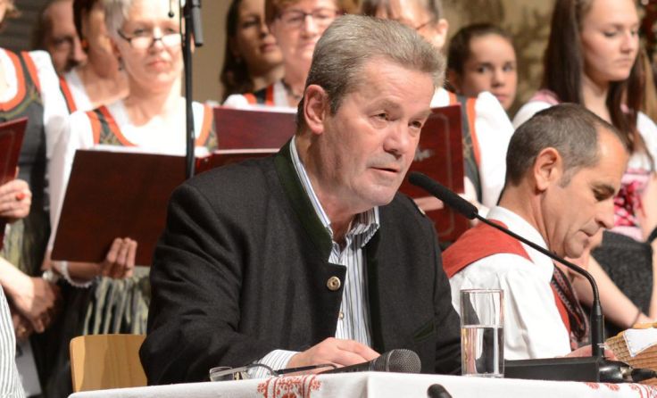 Walter Egger moderiert den von ihm organisierten Benefiz-Abend. (Foto: tricksiebzehn.at)