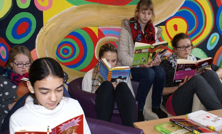 Die „rollende Lesestunde“ regt die Kinder zum Lesen an.