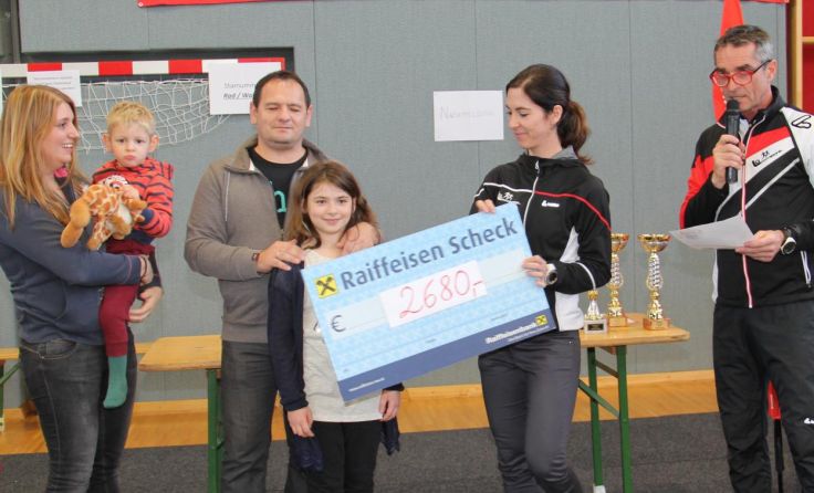 Franz und Kerstin Gattermann (re.) übergaben den Scheck an die Familie Huber.