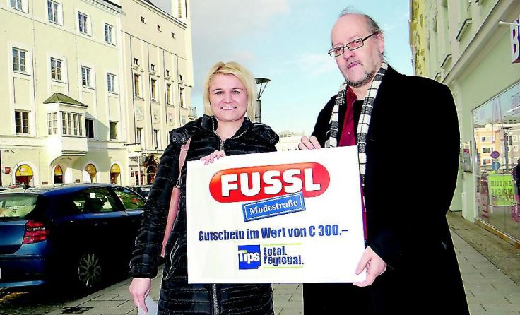 Tips-Redakteur Walter Horn übergab den 300 Euro-Gutschein an Bernadette Hattinger.