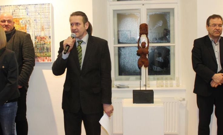 Josef Brescher (mit Mikro) bei der Ausstellungseröffnung