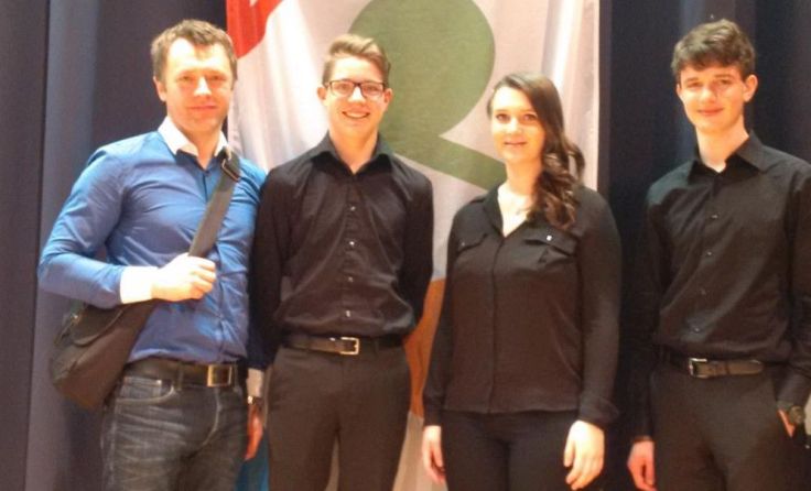 Lehrer und Schüler (v. l.): Johann Reiter, Valentin Posch, Nadine Aistleitner, Paul Preining