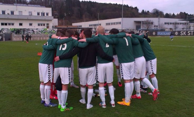 Siegerkreis der U18 nach dem Erfolg beim Angstgegner (Foto: AKA Ried)
