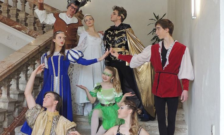 Das Ensemble des Ballett Ried tanzt den „Sommernachtstraum“ von Felix Mendelssohn-Bartholdy