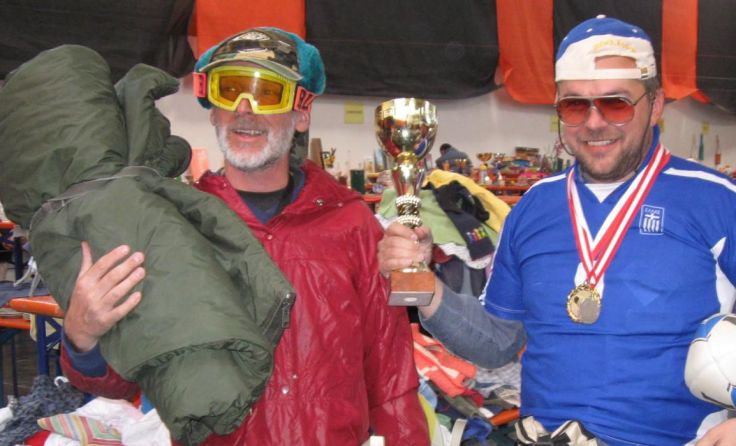 Erfolgreiche Schnäppchenjäger beim Flohmarkt in der Messehalle (Foto: Knittlingerhof)