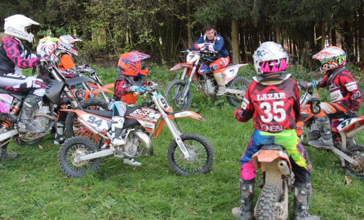 Michael Staufer (hinten, blau) mit dem HSV-Motocross-Nachwuchs