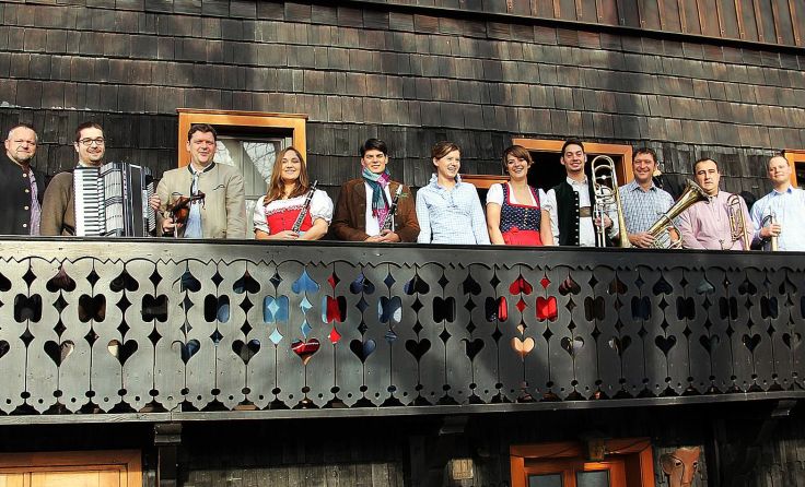 „Drunt und Drobm“ spielen in Tumeltsham und Mettmach. 