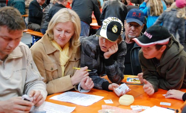 Das Panini-Sammeln ist generationenübergreifend.   (Foto: Messe Ried)