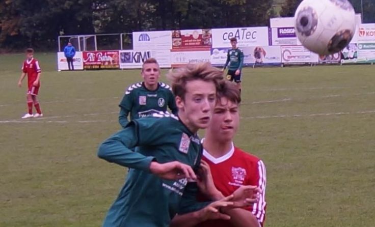 Alexander Karl (schwarz-grün), Torschütze für die U15 (Foto: AKA Ried)