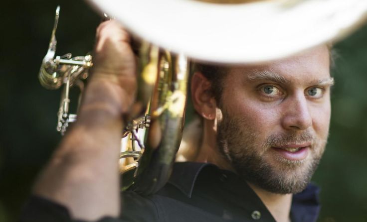 Martin Hofmeir liebt seine Tuba. Meistens. (Foto: Philippe Gerlach)