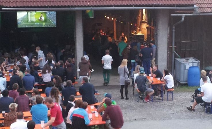 Gemütliche Fußballatmosphäre im Rohbau in Renetsham