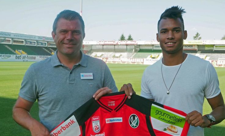 Trainer Christian Benbennek und Marvin Egho mit dem neuen Auswärtstrikot der SVR (Foto: SVR)