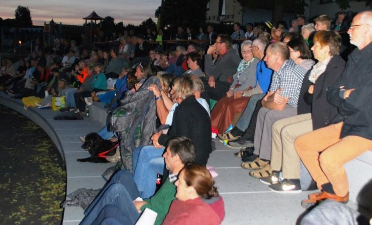 Der Dorfplatz wird zum Freiluftkino.