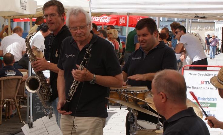 „Together“ spielen auf dem Rieder Hauptplatz. (Foto: Stadtmarketing Ried)