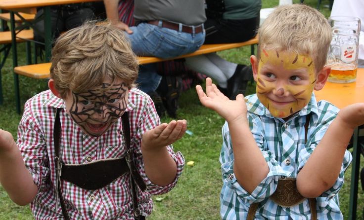 Auch den Kindern wird beim Dorffest in Kirchdorf nicht langweilig.