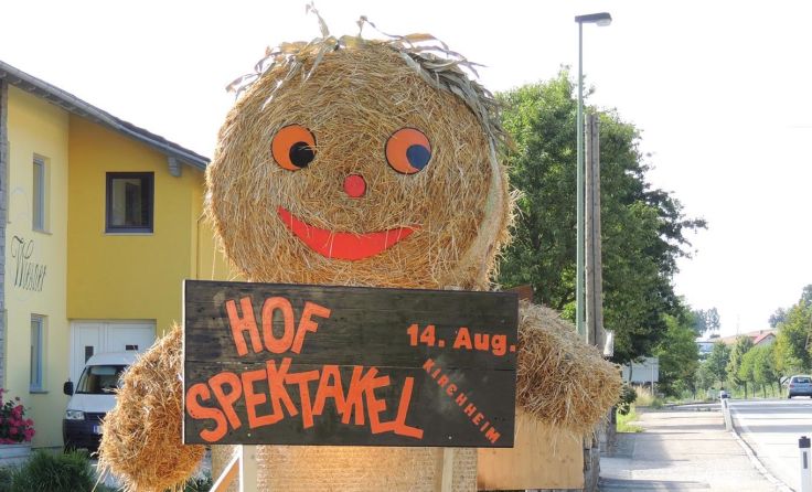 Die Hinweise aufs Hofspektakel in Kirchheim sind unübersehbar. 