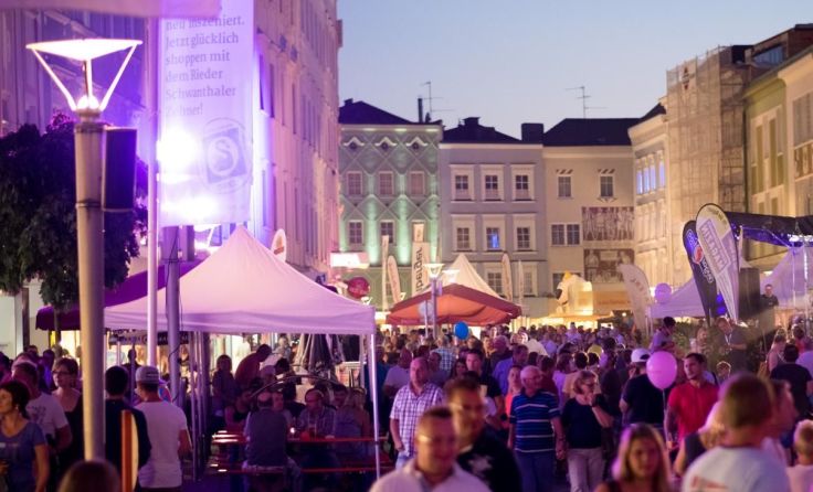 Urlaubsstimmung am Abend in Ried (Foto: Stadtmarketing Ried)