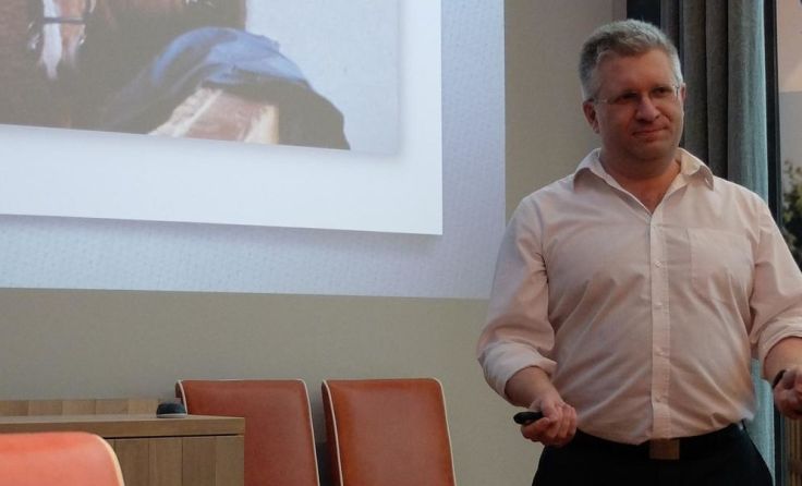 Florian Stummer beim ersten Vortrag seiner Reihe im Claudi-Stüberl