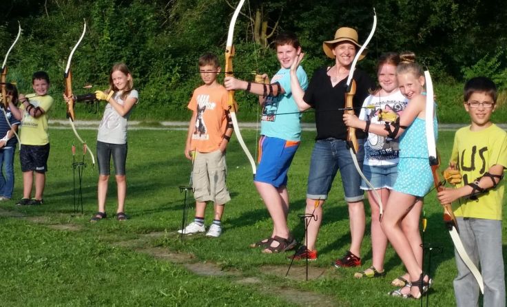 Fachgerechte Unterweisung im Bogenschießen (Foto: Gemeinde)