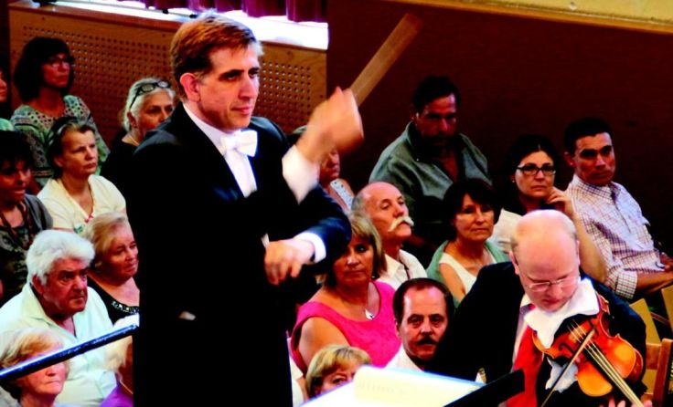 Nicholas Milton leitet das Innviertler Symphonie Orchester.