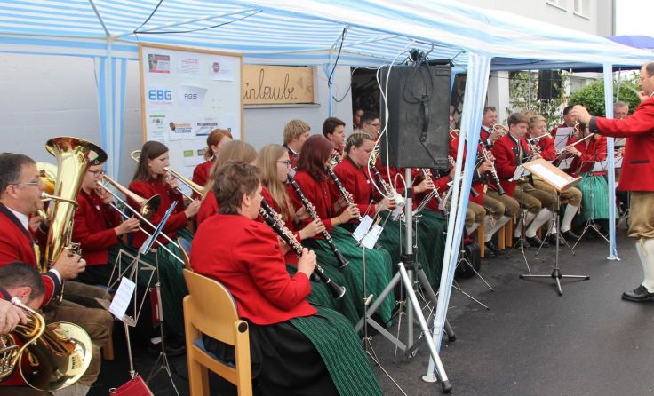 Zünftige Musik zur Eröffnung des Musikerheims (Fotos: Planitzer)