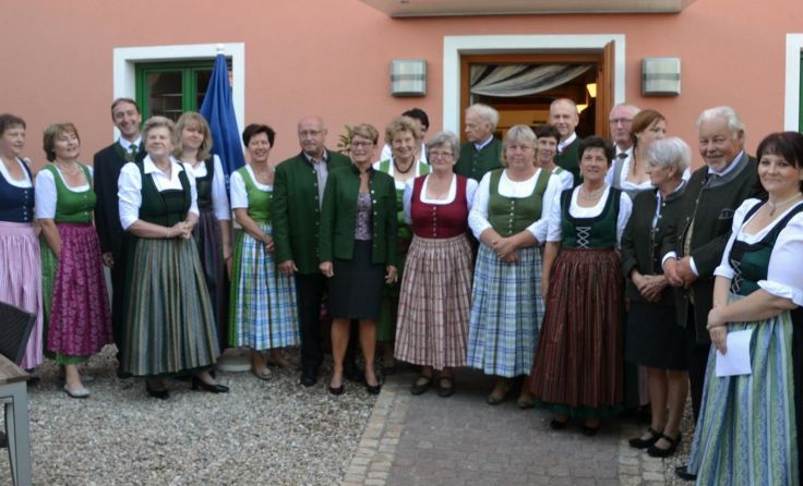 Die Goldhaubengruppe stellte die neue Tracht vor.
