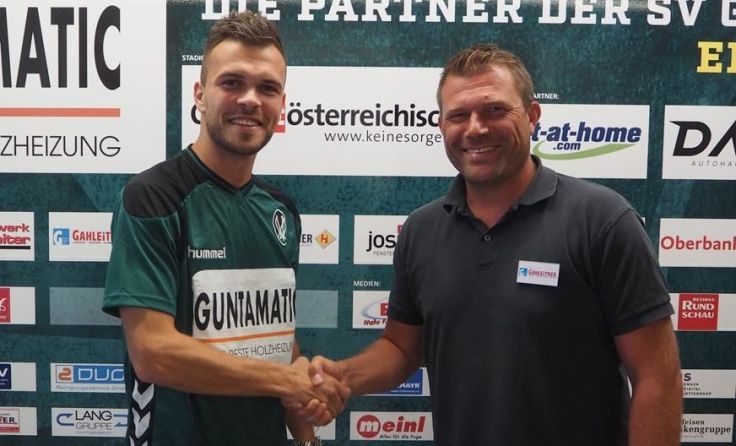 Orhan Ademi mit SVR-Cheftrainer Christian Benbennek (Fotos: SV Ried)