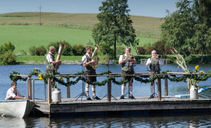 Manche Gruppen musizieren auf dem See.