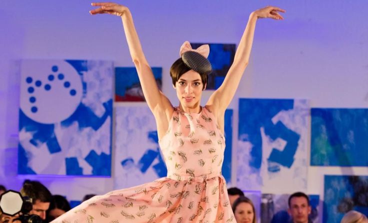 Maria Yakovleva tanzt beim „Modepalast“ in der Weberzeile. (Foto: DerFritz)