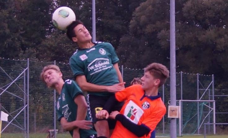 Krasimir Balinski beweist Kopfballstärke beim Spiel der U16. (Foto: AKA Ried)