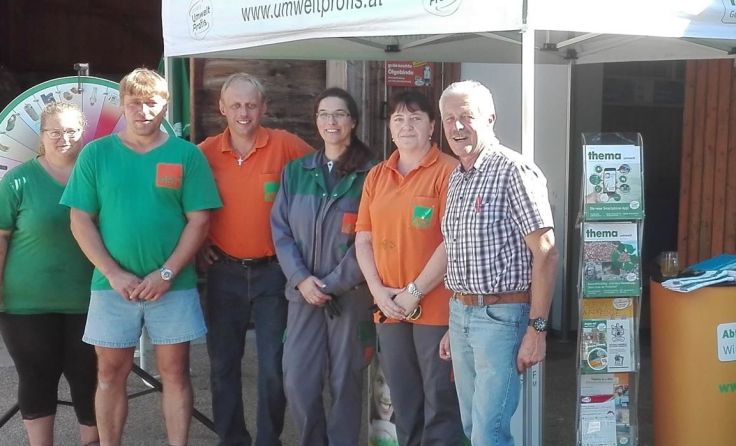 Bürgermeister Karl Ehwallner (r.) und das Team des ASZ
