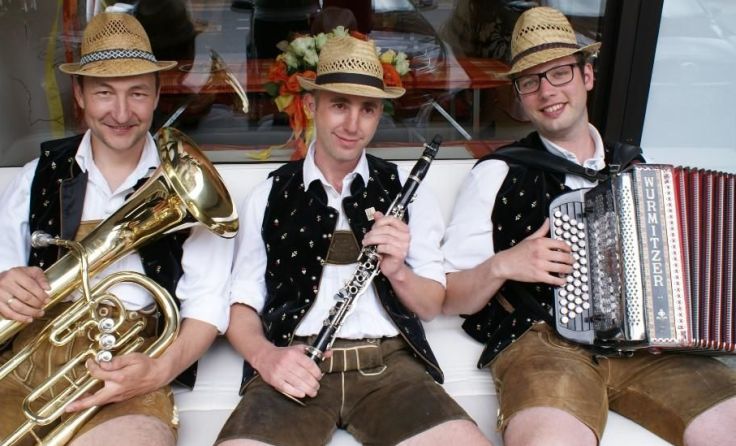 Die „Innviertler 3er Musi“ spielt beim Sängerheurigen auf. 