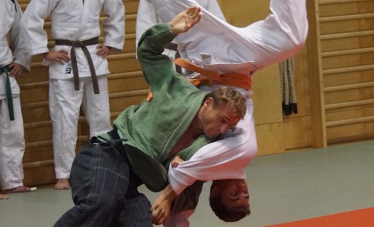 Fliegend in weiß: Andreas Eßl aus Eggerding (Foto: JV Ort)