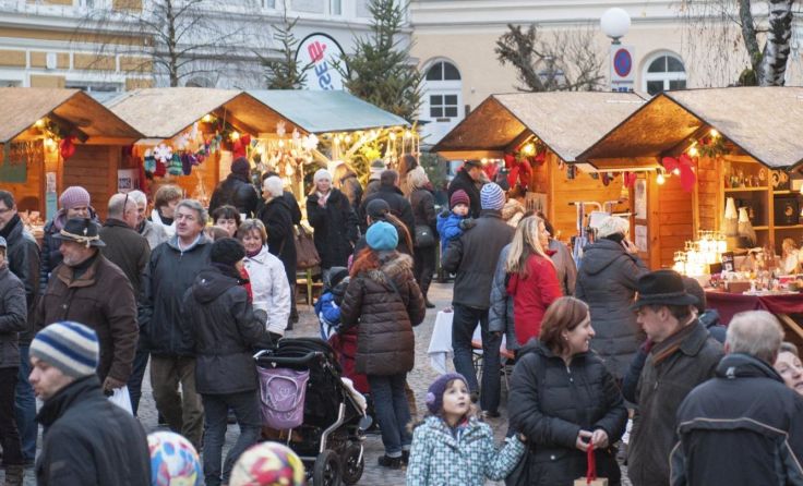 Vorweihnachtliche Stimmung am Kirchenplatz (Foto: Kaufmann)
