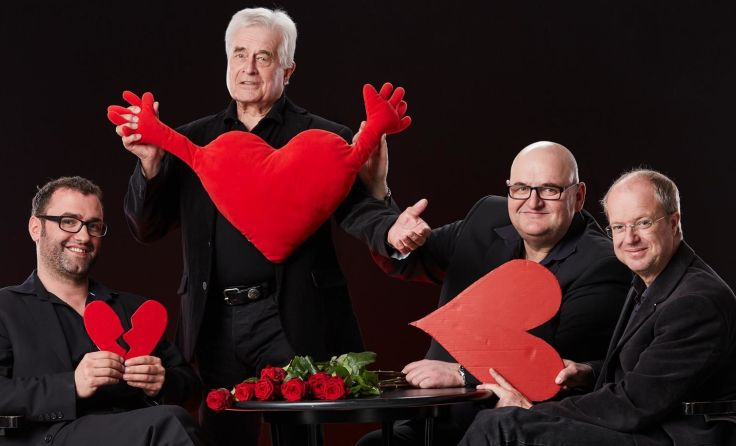 Frank Hoffmann (stehend) wird vom Martin Gasselsberger Trio unterstützt. (Foto: Hannes Resch)