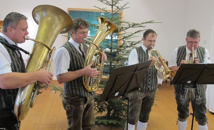 Die Bläsergruppe der MK Pramet eröffnet den Adventmarkt. (Foto: Verena Träger)