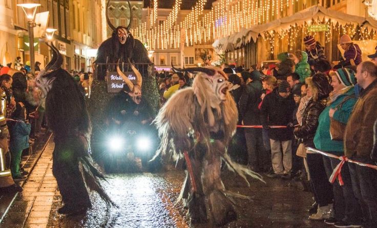 Die „Waldzeller Woidteifln“ haben ihren Auftritt auf dem Hauptplatz. (Foto: Kaufmann)