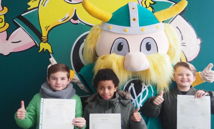 Drei offenbar gute Schüler und SVR-Maskottchen Siegfried (Foto: SVR)