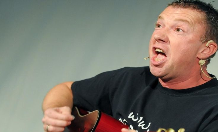 Bewaffnet mit Wortwitz, Gitarre und Gesang: Mario Sacher (Foto: Mario Sacher)