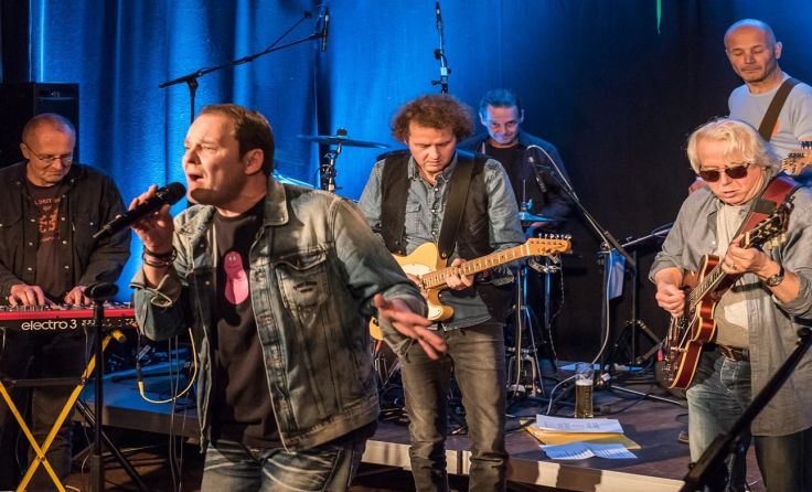 Die Half A Century Band spielt Musik aus dem letzten halben Jahrhundert.