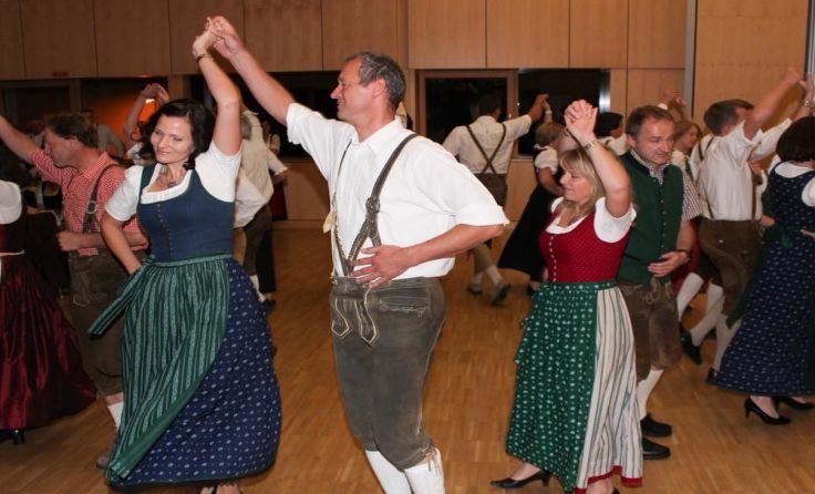 Die Volkstanzkurse und das Fest erfreuen sich großer Beliebtheit. 