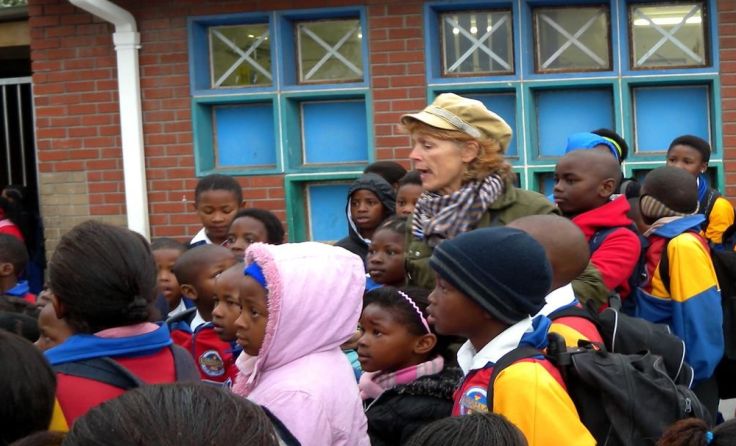 Regisseurin Sigrid Klausmann in Afrika (Foto: farbfilm verleih)
