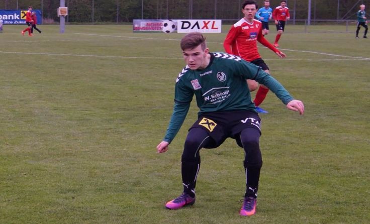 Michael Streif (schwarz-grün) siegte mit der U18 2:0. (Foto: AKA Ried)